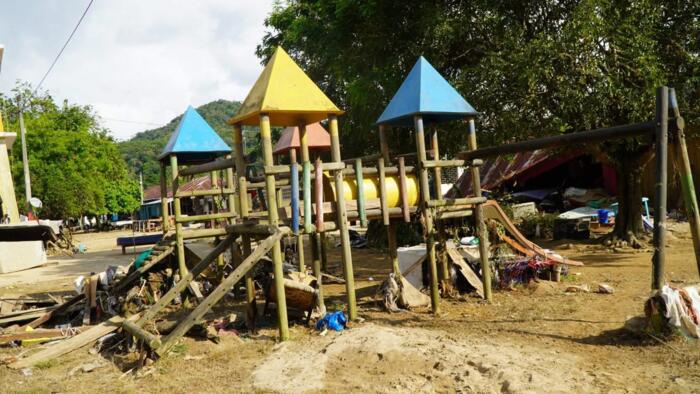 Des aires de jeux devenues inutilisables.