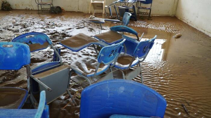 De nombreuses écoles sont recouvertes de boue.