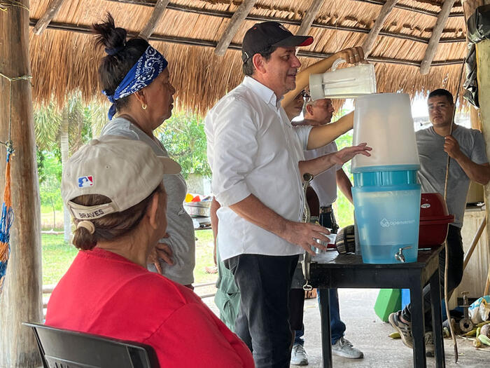 Les inondations ont rendu le matériel technique des écoles inutilisable.