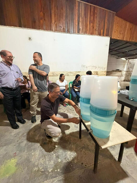 Tony Zuber, responsable du programme national Comundo, teste un premier filtre à eau.