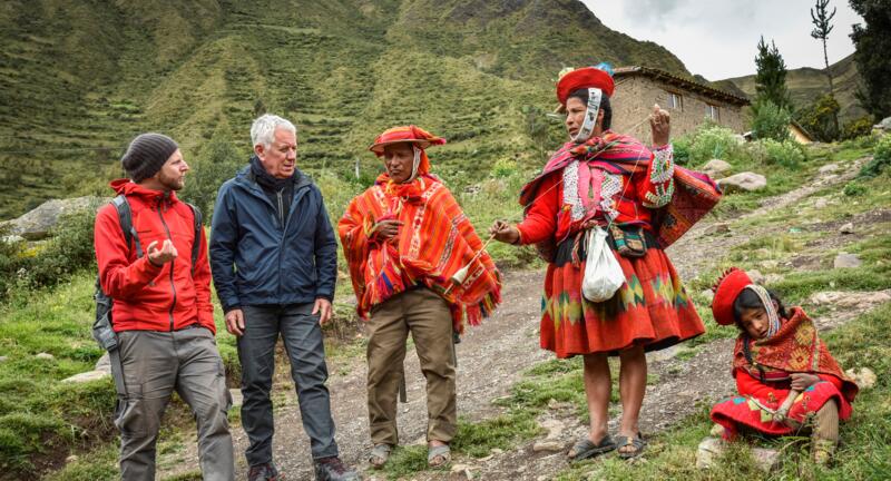 Die Männer, Frauen und Kinder mit ihren bunten Ponchos, Röcken und Hüten sind stolz auf ihre Traditionen und ihre Identität. 