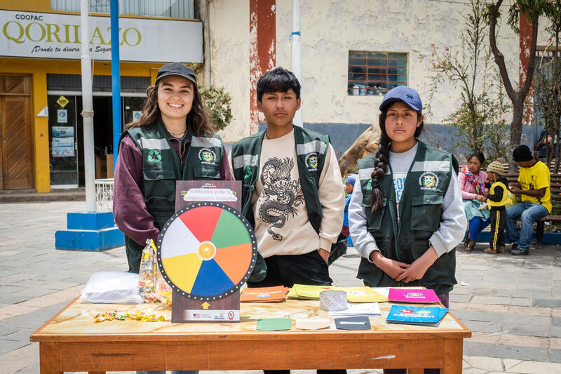 In Huancarani, Peru, führten Abraham Cutipa Ccoya und
María Angela Cayulla Paucar von der Jugendgruppe «Defensores
Ambientales» auf dem Dorfplatz eine Sensibilisierungsaktion zur
Abfallproblematik in der Region durch. Begleitet wurden sie dabei
von der Comundo-Fachperson Lucía Téllez.