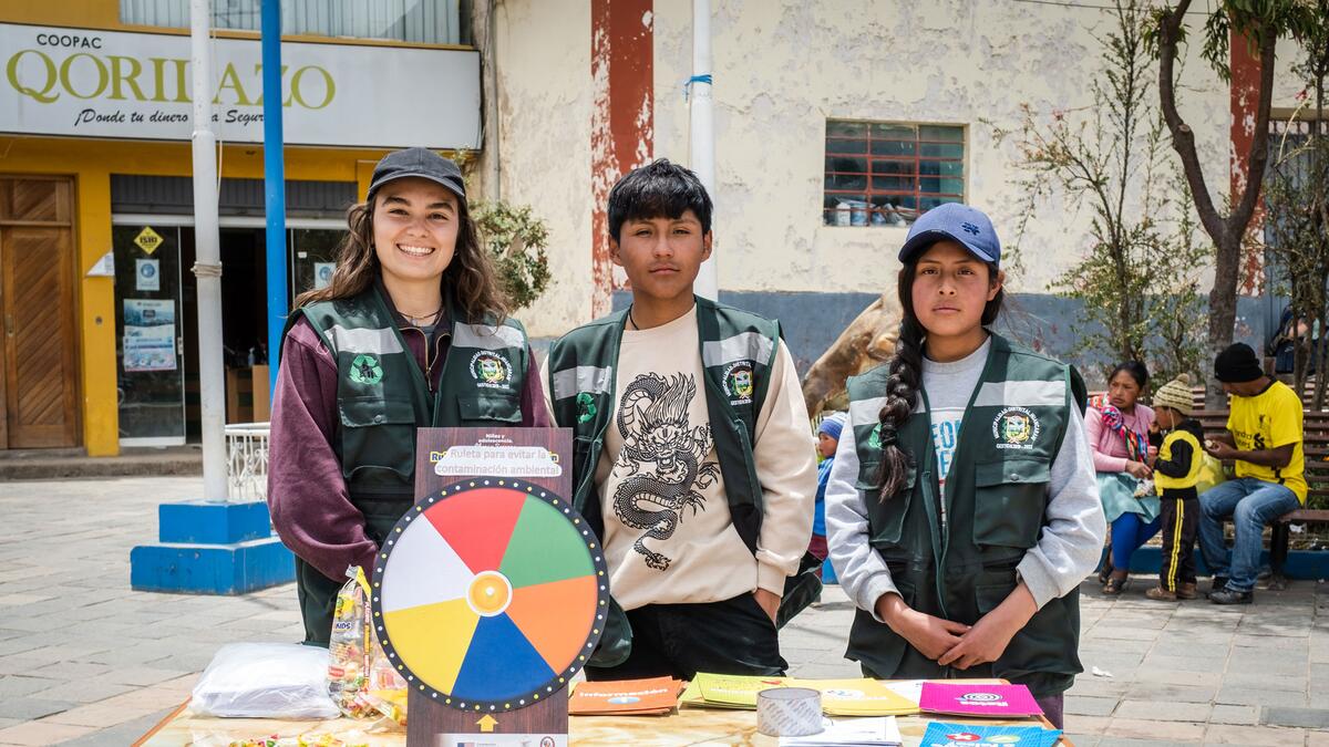 In Huancarani, Peru, führten Abraham Cutipa Ccoya und
María Angela Cayulla Paucar von der Jugendgruppe «Defensores
Ambientales» auf dem Dorfplatz eine Sensibilisierungsaktion zur
Abfallproblematik in der Region durch. Begleitet wurden sie dabei
von der Comundo-Fachperson Lucía Téllez.