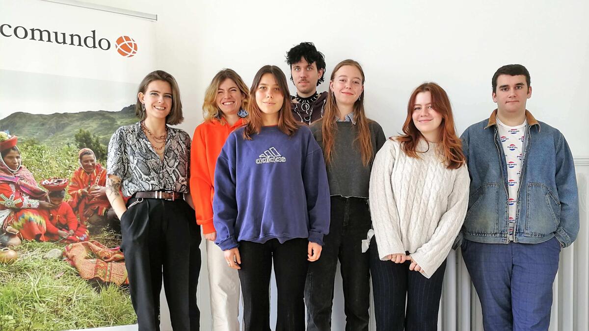 Jury des Jeunes Comundo 2023, de g. à dr.: Olivia Kuhnen (Co-Présidente du Jury, 24ans), Léa Tobler (25 ans), Louise Meisel (20 ans), Alex Krumm (Co-Président du Jury, 24 ans), Mya Aleña (20 ans), Eileen Mosca (18 ans) et Samuel Pochon (23 ans). 