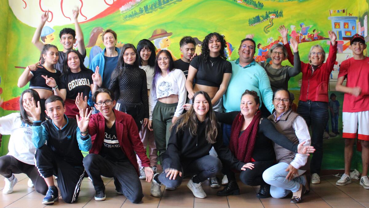 Ancienne coopérante, Selva Sanchez (1er plan, au centre) pose avec des jeunes de l'organisation partenaire avec qui elle a travaillé jusqu'en juillet 2023 (Casitas Biblicas à Bogotá).