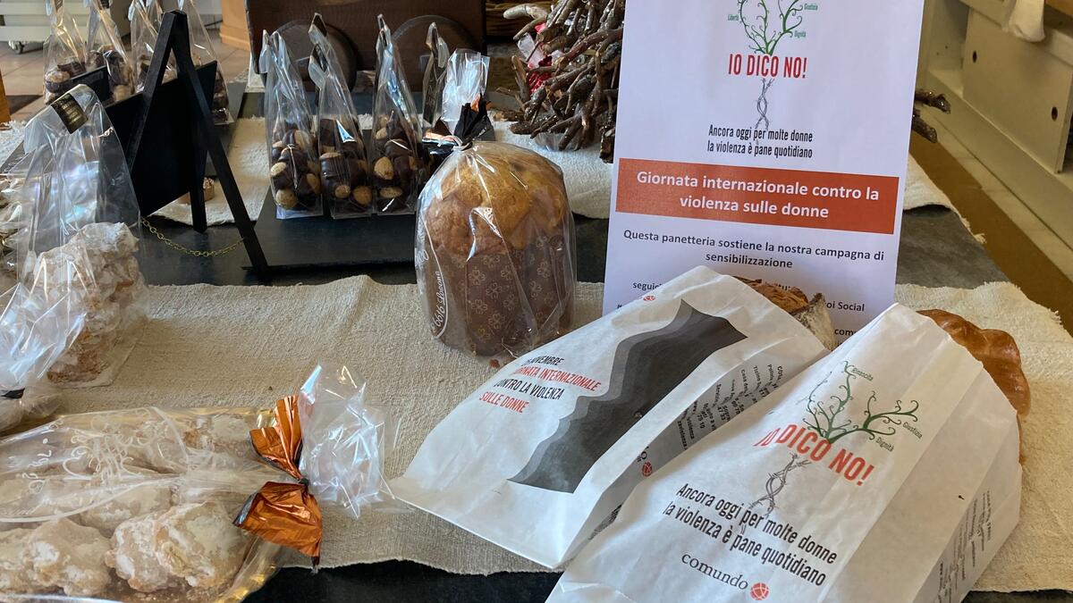 Il pane viene distribuito in sacchetti con i numeri di emergenza da contattare in caso di difficoltà