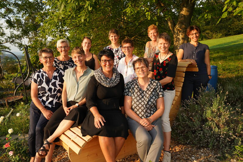 Bestattungsunternehmerin Madlen Heer (ganz links im Bild) mit ihrem Belorma-Team.  (Bild: Madlen Heer) 