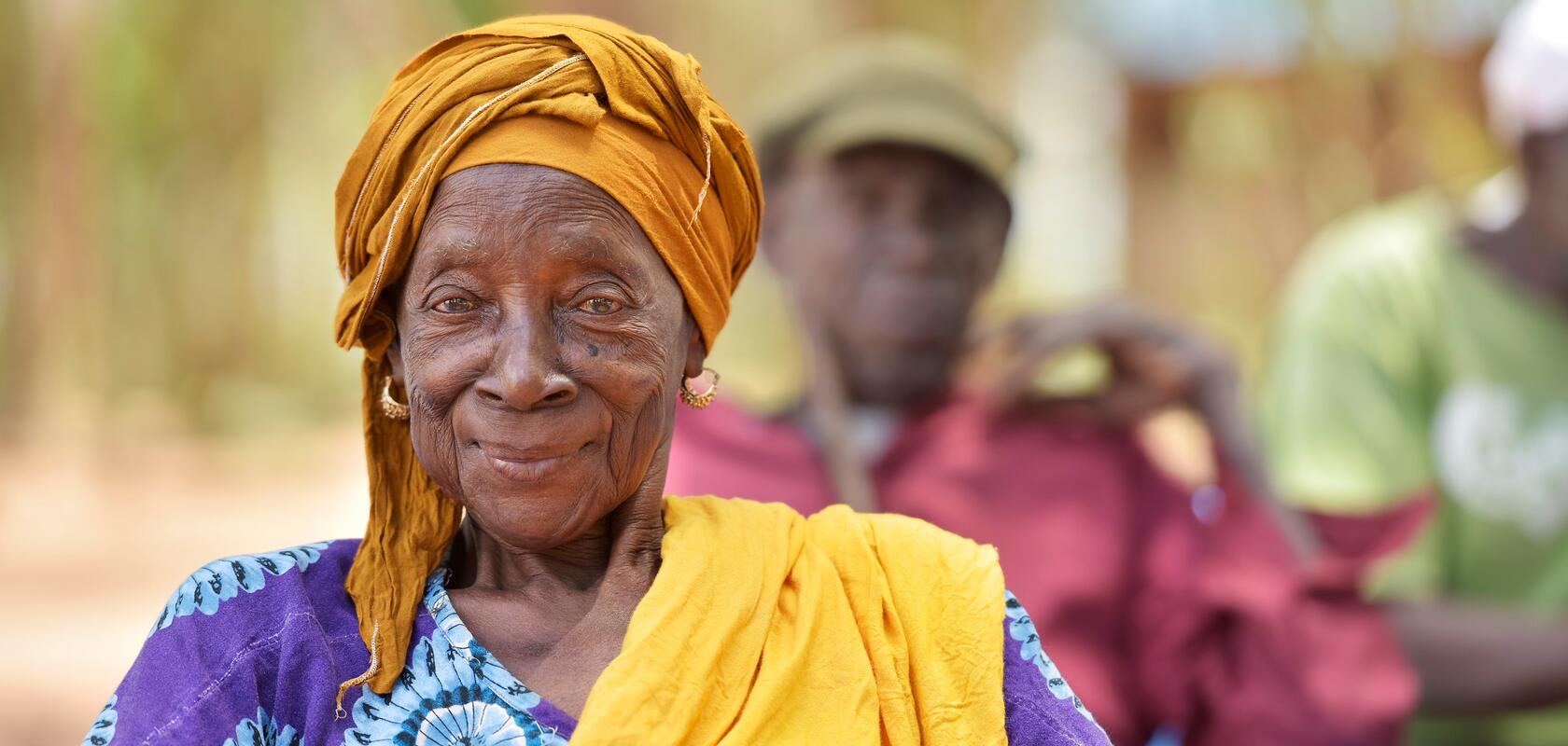 Une femme au Kenya, membre d'un groupe de soutien aux personnes âgées. Les étudiant·e·s du Medical Training College veillent à la santé des personnes âgées. Le collège est soutenu par Diana Ombelli, coopérante de Comundo.