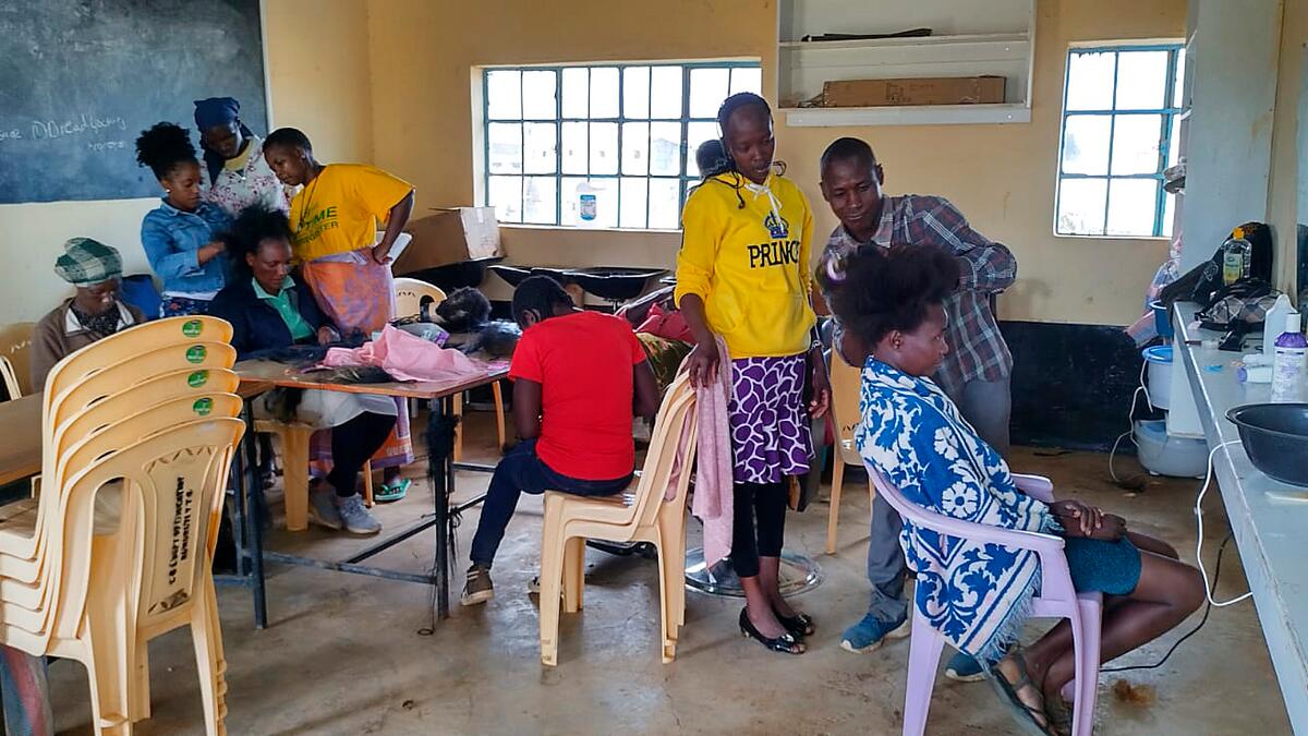 Atelier de coiffure à l'école professionnelle de Rumruti. D'autres formations sont également proposées, par exemple en mécanique automobile, couture ou électrotechnique.