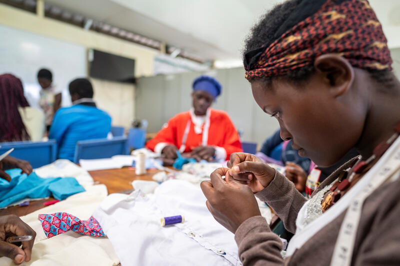 Au centre d'affaires de Make Me Smile, les femmes ont accès à des machines à coudre et à d'autres infrastructures leur permettant de répondre à certaines demandes et à gagner un revenu.