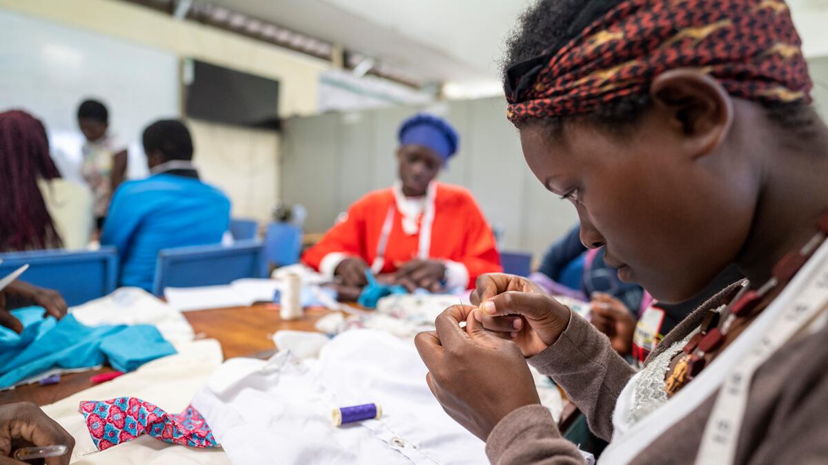 Au centre d'affaires de Make Me Smile, les femmes ont accès à des machines à coudre et à d'autres infrastructures leur permettant de répondre à certaines demandes et à gagner un revenu.