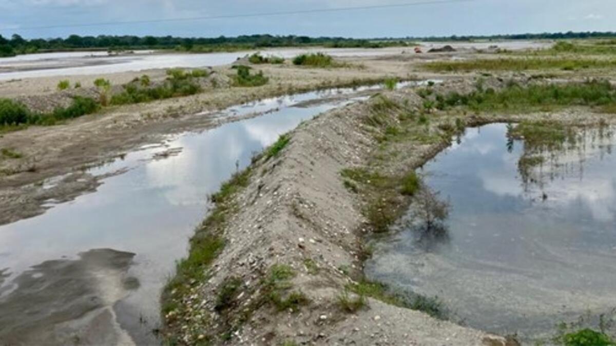 Kanal, der im Zuge der Ausbeutung von Schürfmaterial am rechten Ufer des Ariari-Flusses in der Gemeinde Granada angelegt wurde