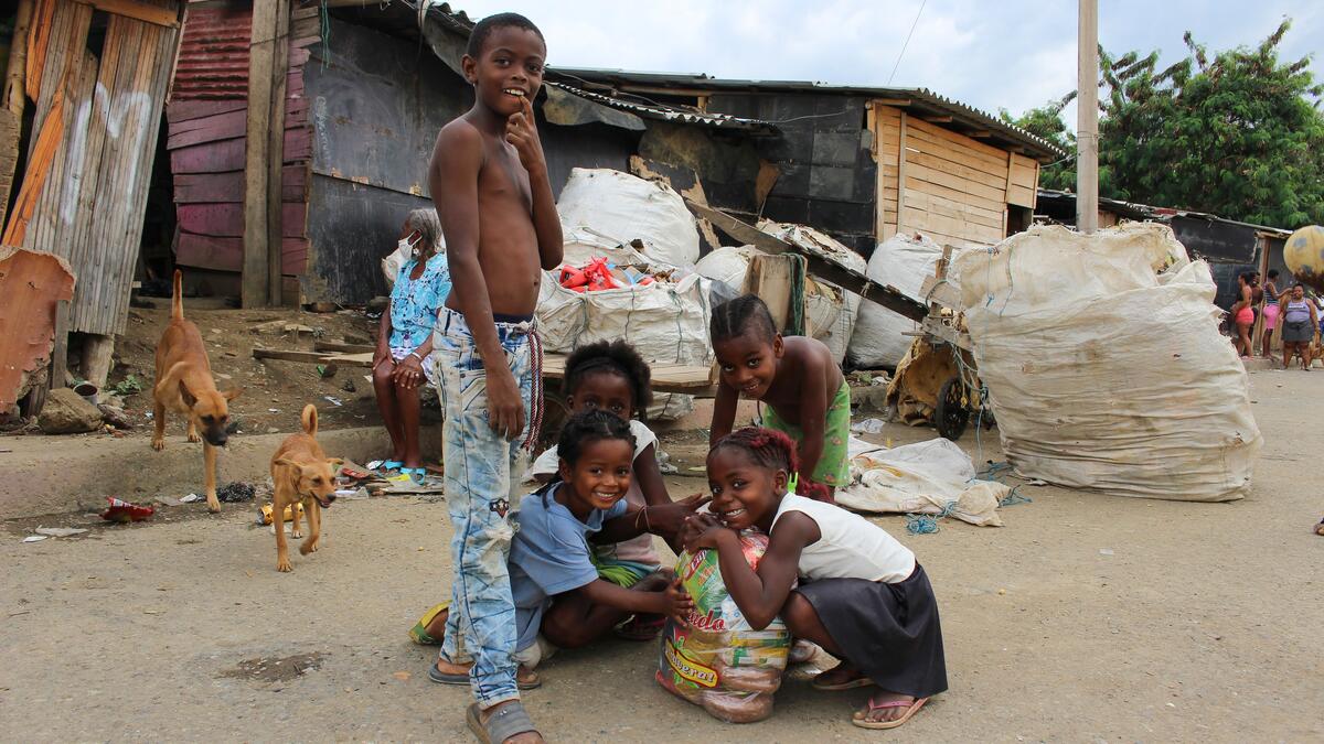 Dans la vallée du Cauca, des enfants d'un quartier formé de personnes déplacées, à Cali.