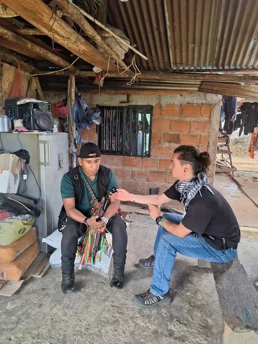 Tullio Togni mentre intervista un coordinatore della Guardia indigena del CRIC, organizzazione per cui lavora come cooperante dal febbraio 2023