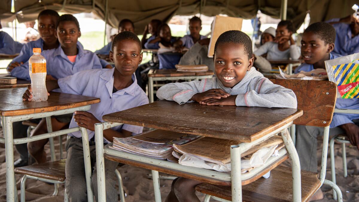 Schulkinder in der inklusiven Schule «Nsundwa Combined» School in den Floodplains (Ueberschwemmungsgebieten) von Nsundwa, Namibia.