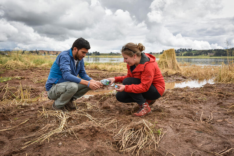 L’ancienne coopérante de Comundo Nuria Frey avec un collaborateur local prélevant des échantillons d’eau au lac Piuray.