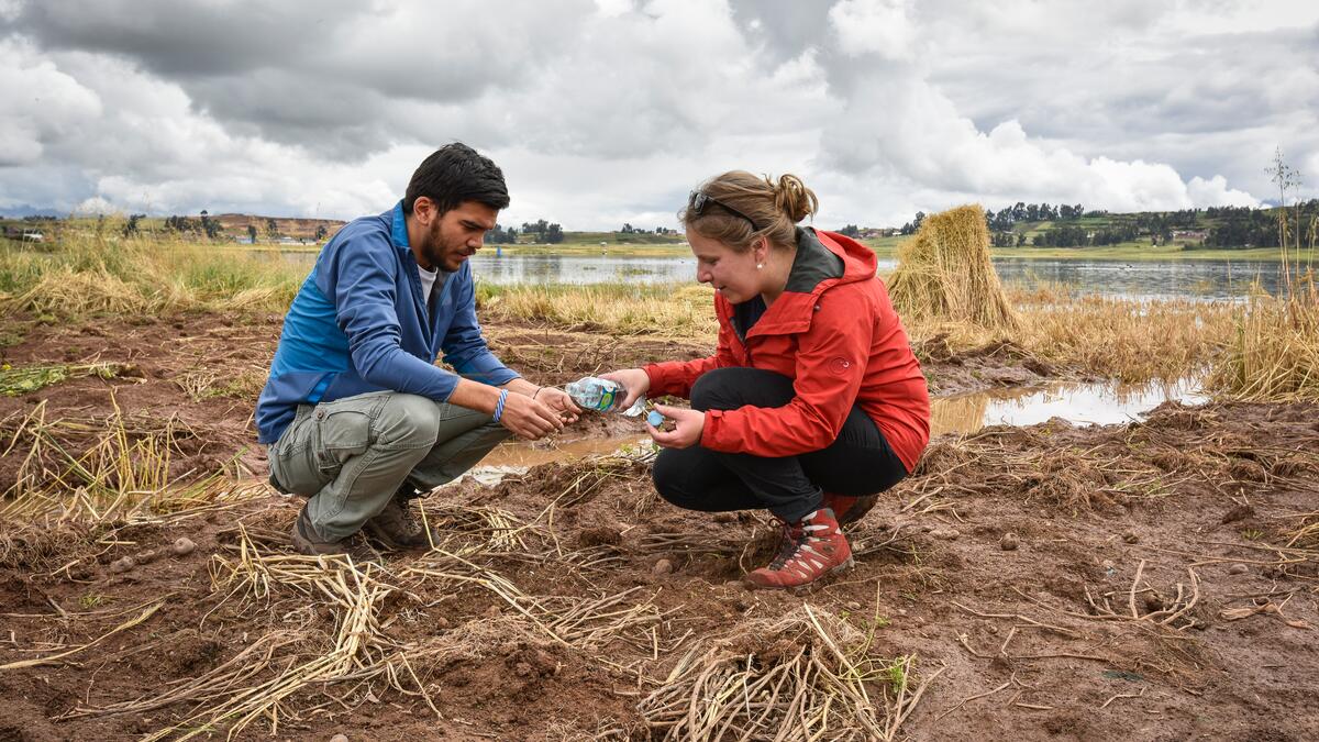 L’ancienne coopérante de Comundo Nuria Frey avec un collaborateur local prélevant des échantillons d’eau au lac Piuray.