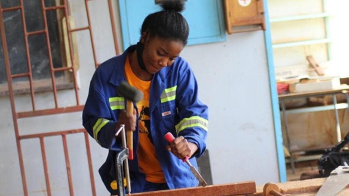 Purity, 17 ans, élève de 11e année à la Kabwe Secondary School, en train de fabriquer un meuble.