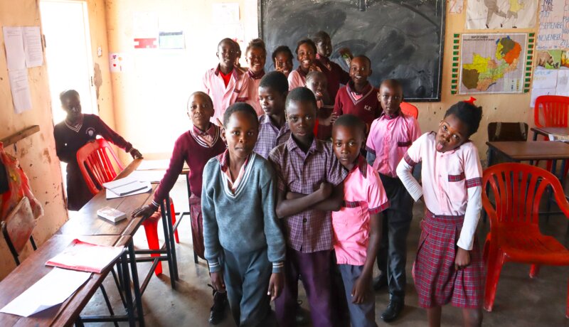 Malgré le manque de matériel pédagogiques dans leur école, ces élèves sont fiers de pouvoir la fréquenter et ainsi construire leur avenir. Grace Christian Center, Zambie. / Sacha Chillier 