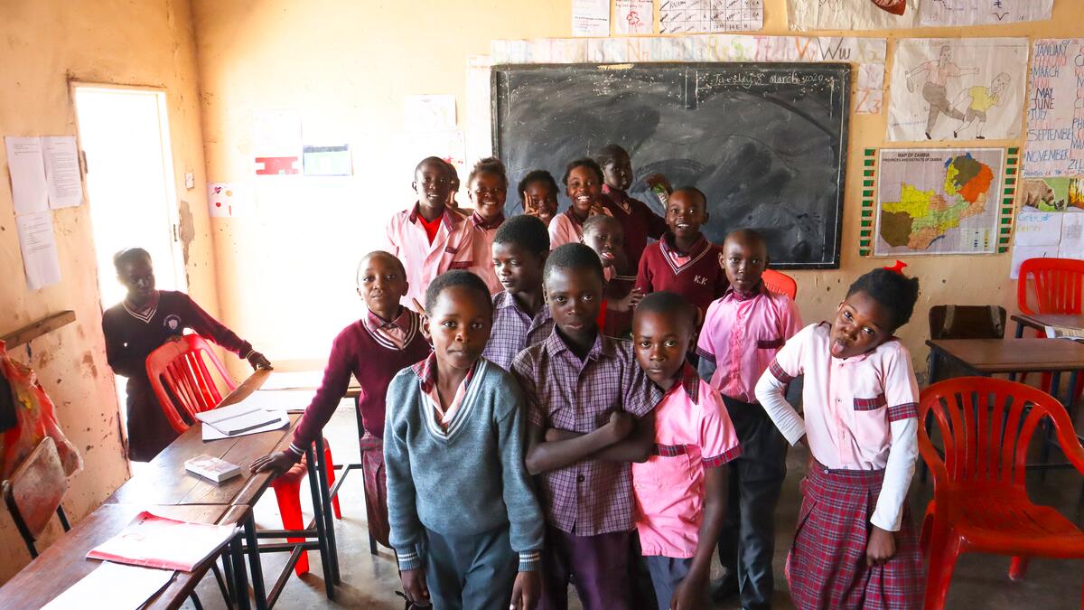 Malgré le manque de matériel pédagogiques dans leur école, ces élèves sont fiers de pouvoir la fréquenter et ainsi construire leur avenir. Grace Christian Center, Zambie. / Sacha Chillier