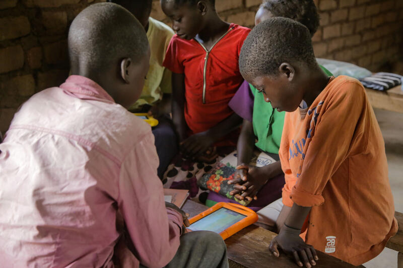 Begeistert vom Lernen am Computer: Für die Schulkinder sind Tablets ein Anreiz, in die Schule zu gehen. 