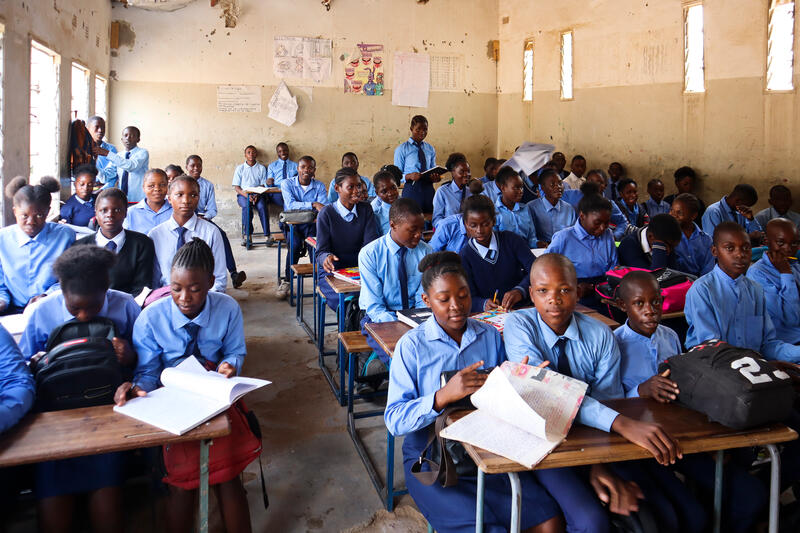 Classi affollate, una penna e un quaderno su cui copiare tutta la lezione. La tecnologia informatica offre grandi speranze per gli allievi, ma anche per il sostegno pedagogico agli insegnanti, che sono spesso isolati. Twaywane Community School, Zambia.