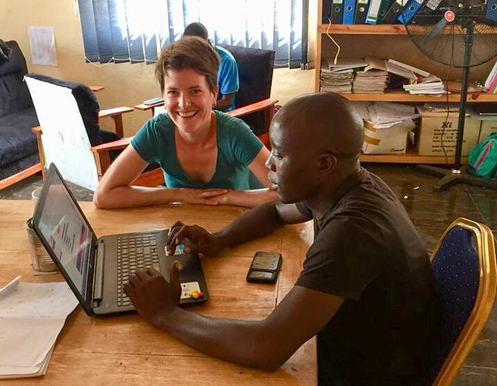 Isabelle Hürst und Noah Mwale bereiten ein Training für digital gestützten Schulunterricht für Lehrpersonen vor.