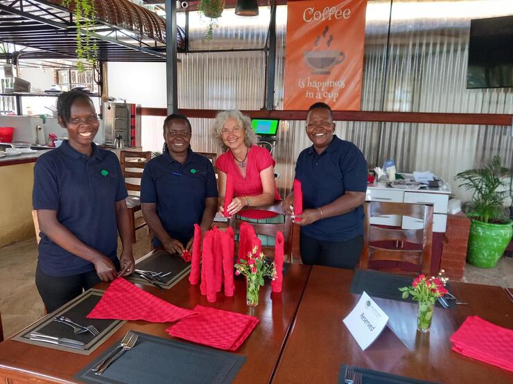 Anke Dewald, spécialiste en tourisme et coopérante de Comundo, collabore avec Ujima et son nouveau centre de formation en restauration, à Kisumu (Kenya). Les jeunes en situation difficile y reçoivent une bonne formation professionnelle.