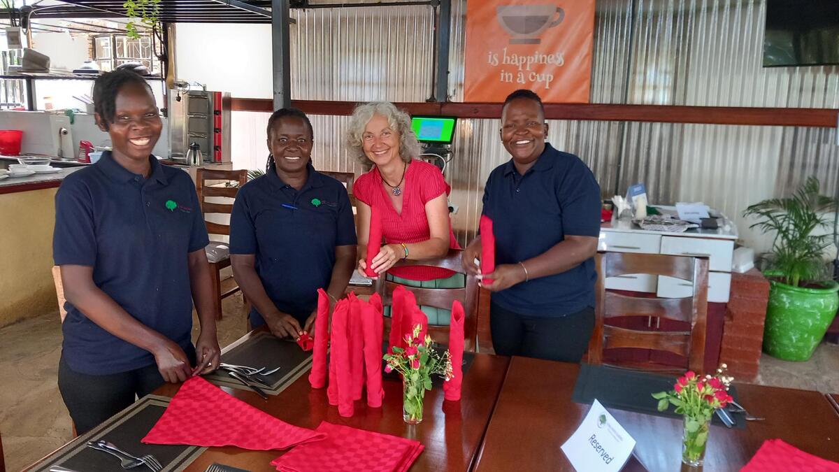 Anke Dewald, spécialiste en tourisme et coopérante de Comundo, collabore avec Ujima et son nouveau centre de formation en restauration, à Kisumu (Kenya). Les jeunes en situation difficile y reçoivent une bonne formation professionnelle.