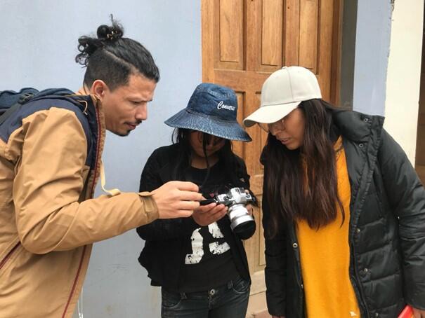 René Torres (à gauche), journaliste et coopérant de Comundo, accompagne les jeunes dans la connaissance et la défense de leurs droits par l'informationet la communication. Il travaille au sein du Centro Bartolomé de Las Casas à Cusco (Pérou).