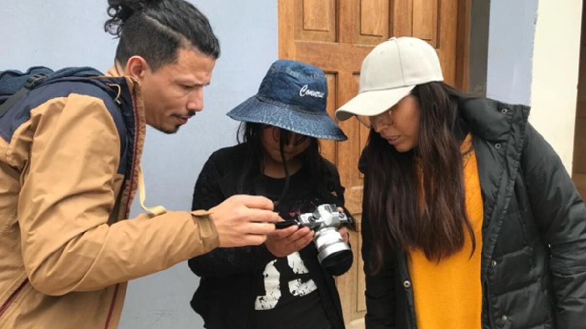 René Torres (à gauche),  journaliste et coopérant de Comundo, accompagne les jeunes dans la connaissance et la défense de leurs droits par l'informationet la communication. Il travaille au sein du Centro Bartolomé de Las Casas à Cusco (Pérou).