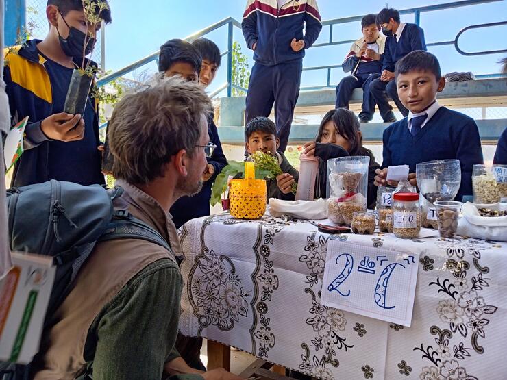 Michael Tschumi, éducateur en environnement et coopérant de Comundo, travaille avec la Fundación Ayni ans les régions défavorisées de Bolivie pour améliorer l'accès à une alimentation saine et durable.