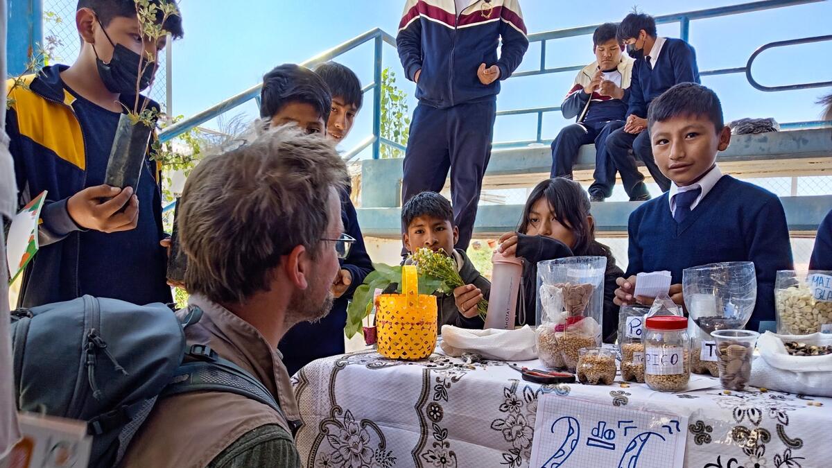 Michael Tschumi, éducateur en environnement et coopérant de Comundo, travaille avec la Fundación Ayni ans les régions défavorisées de Bolivie pour améliorer l'accès à une alimentation saine et durable.