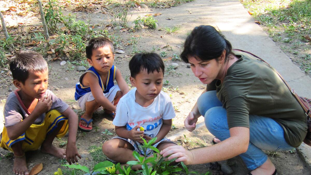 Laura Rodesino durante un’attività con i giovani pazienti del Lin-awa Center di Tabuk, nel nord delle Filippine