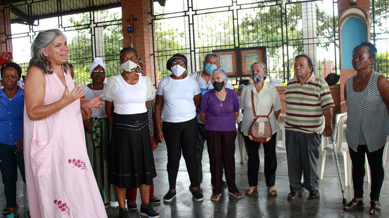 Lors des ateliers, Alicia Tellez, coopérante de Comundo et dramathérapeute, renforce les personnes âgées en matière de soins du soi et de résilience. Photo : Stephania Machado