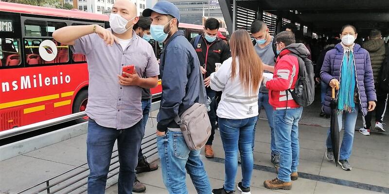Andrés Aponte et des membres de Justapaz en plein atelier de prévention, une étape clé pour enrayer le phénomène du recrutement irrégulier auprès des jeunes, dans une des stations de bus Transmilenio à Bogotá.