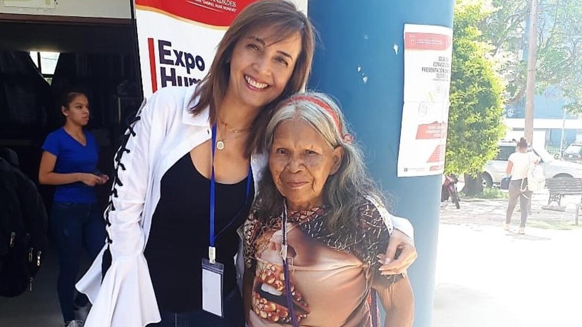 Mercedes Nostas Ardaya aux côtés d'une leader indigène