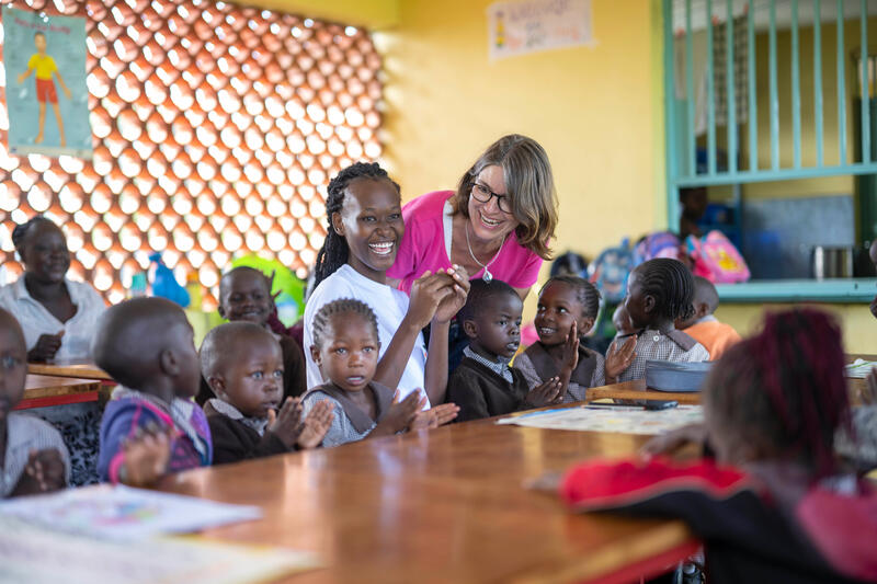 Monika Keller ist bei einer Schulklasse in Kisumu, Kenia, zu Besuch. 