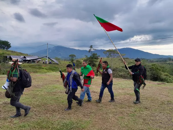 Guardia indigena del CRIC mentre difende simbolicamente il luogo in cui si sta svolgendo la "Minga Humanitaria por la defensa de la vida, el territorio y la paz", Foto: Tullio Togni
