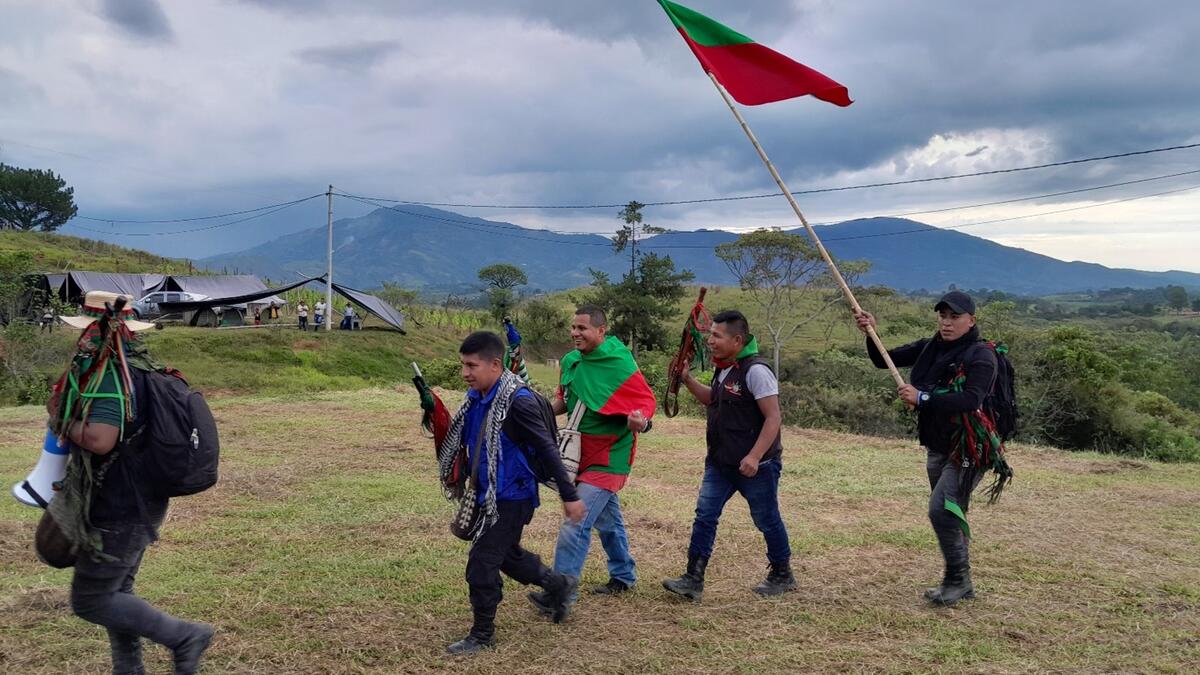 Guardia indigena del CRIC mentre difende simbolicamente il luogo in cui si sta svolgendo la "Minga Humanitaria por la defensa de la vida, el territorio y la paz", Foto: Tullio Togni