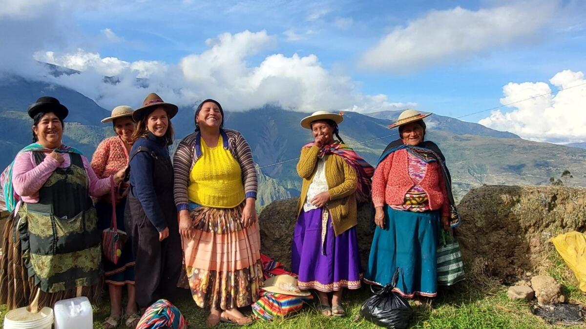Marie Rappaport insieme alle donne della comunità indigena di Ayata