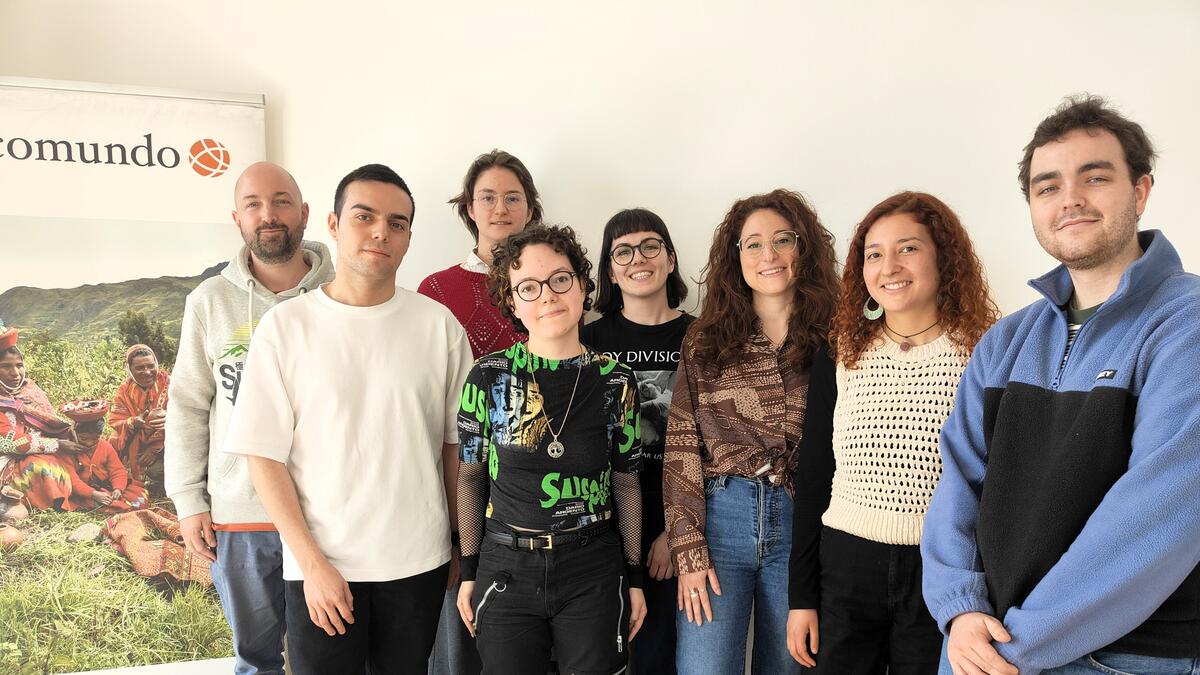 Les membres du Jury : Ivan ALMEIDA, Eleo Emil BILLET, Valentine MAURON, Justine BONVALLAT, Eva Salamon PÉREZ, Anna BARRAS, Louis-Marie BORS (de gauche à droite). Et leur coach : Mark OLEXA (derrière, à gauche).