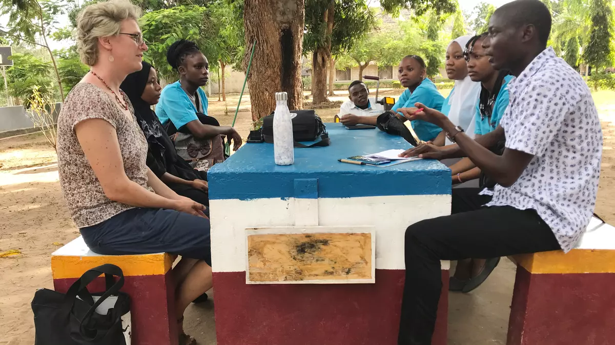 Rüttimann Simons Willemijn, Comundo Fachperson, an einer Besprechung mit Studenten am North Coast Medical Training Center in Kenia. 