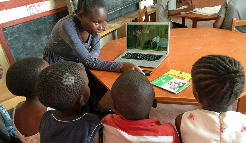 Begeistert vom Lernen am Computer: Für die Schulkinder sind Tablets ein Anreiz, in die Schule zu gehen. (Bild: Comundo / Stefanie Hallbert, 