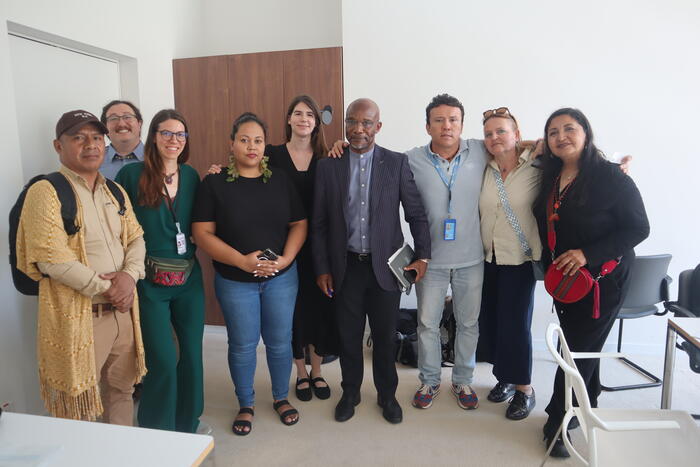 Ipurepi (a sinistra) vicino a Laura, con altri rappresentanti di popoli indigeni a colloquio con il relatore speciale delle Nazioni Unite per i diritti dei popoli indigeni Albert Barume