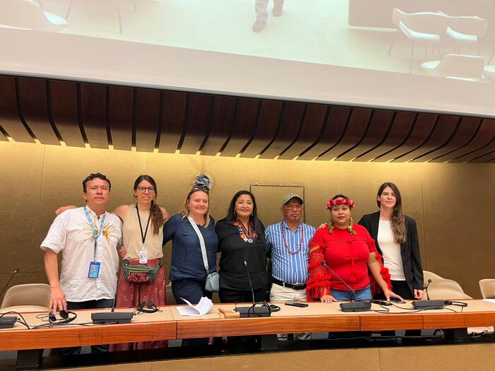 Laura Kleiner e Ipurepi, assieme ad altri rappresentanti di popoli indigeni e membri di Incomindios, che ha organizzato l'evento e finanziato buona parte dei costi di viaggio