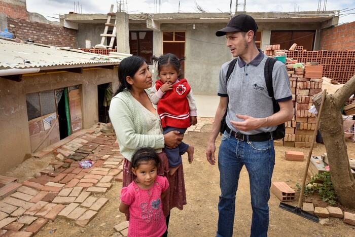In einem Vorortquartier von Cochabamba sollen mehrere Häuser renoviert werden. Alain bespricht mit einer Bewohnerin die aktuelle Situation.
