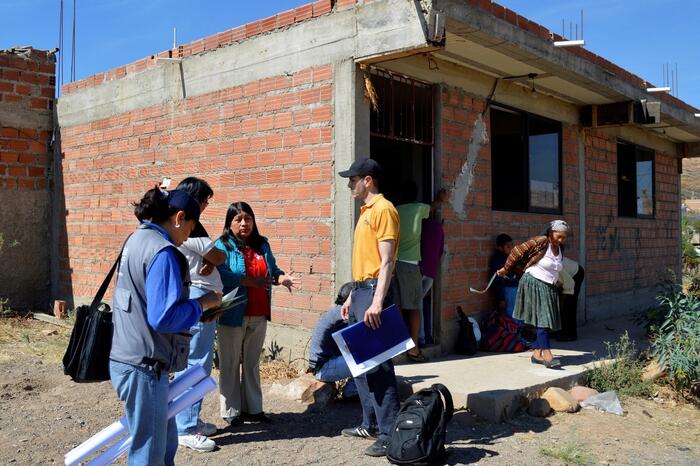 Projektteilnehmende im Gespräch mit Alain bezüglich des neuen Projekts
