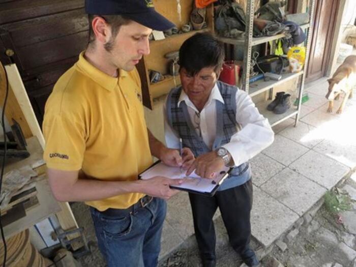 Ein Bewohner und Alain besprechen bevorstehende Bauarbeiten 