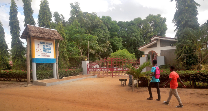 Entrata del North Coast Medical Training College nel Villaggio di Bomani, contea di Kilifi, Kenya